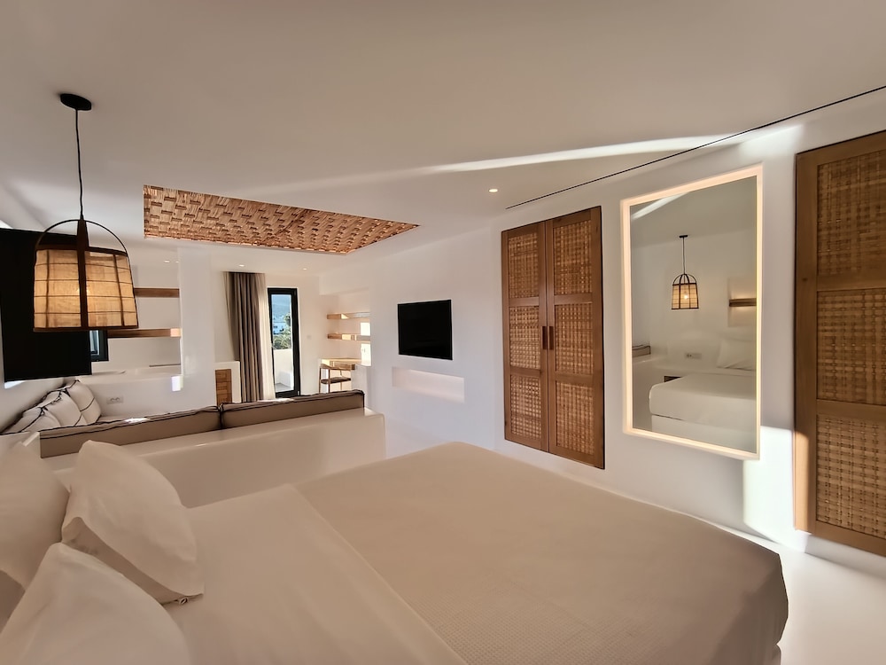 Deluxe Studio With Private Pool - Photo 1