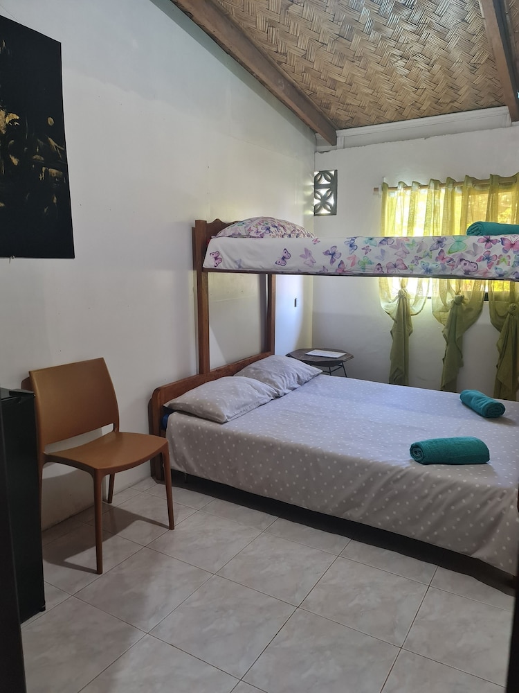 Group Room with 1 Bunk, Shared Bathroom photo 2