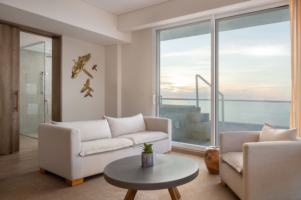 Suite, 1 Bedroom, Balcony (Oceanfront) - Photo 7