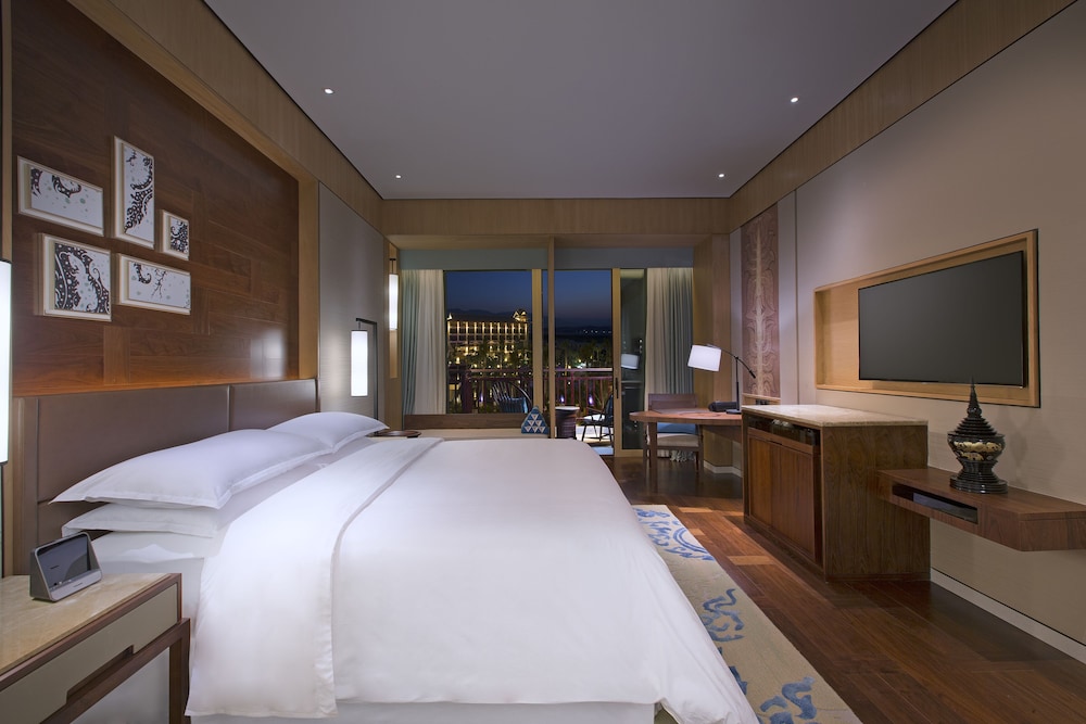 Grand Deluxe King, Guest room, 1 King, Garden view, Balcony photo 3