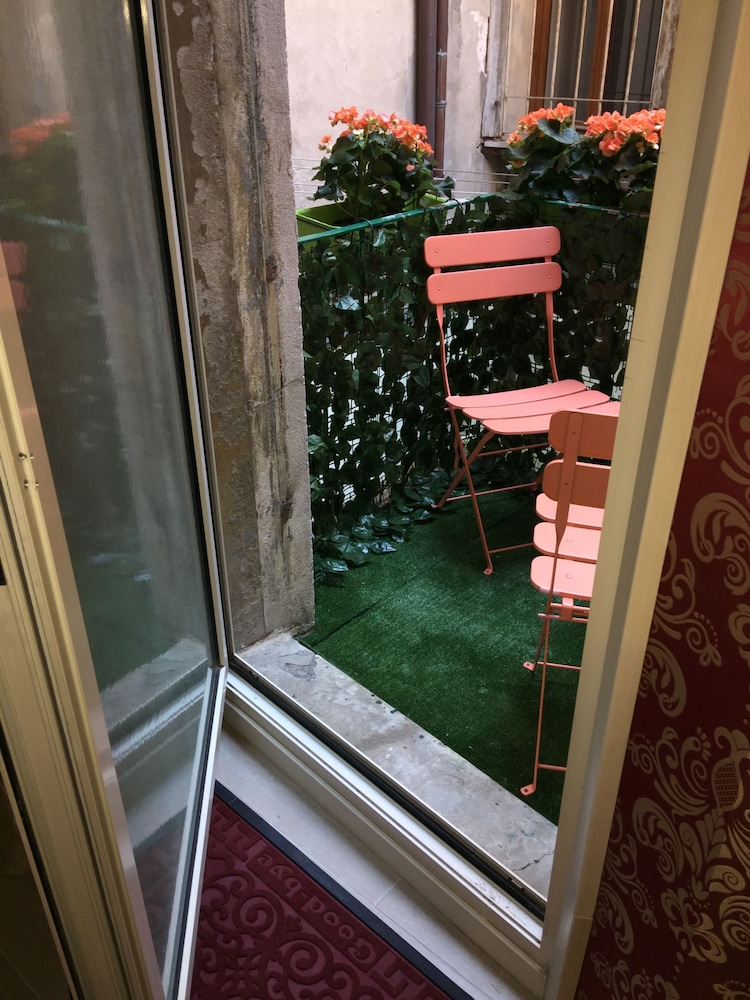 Superior Double or Twin Room, Non Smoking, Courtyard View photo 3