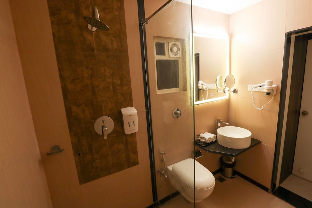 Executive King Room - Photo 8
