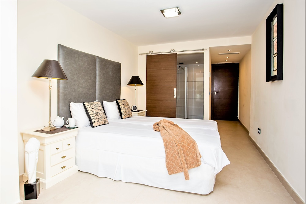Villa (8 habitaciones, cerca de Puerto Banús y el mar)