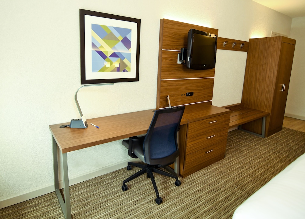 Standard Room, 2 Queen Beds - Photo 12