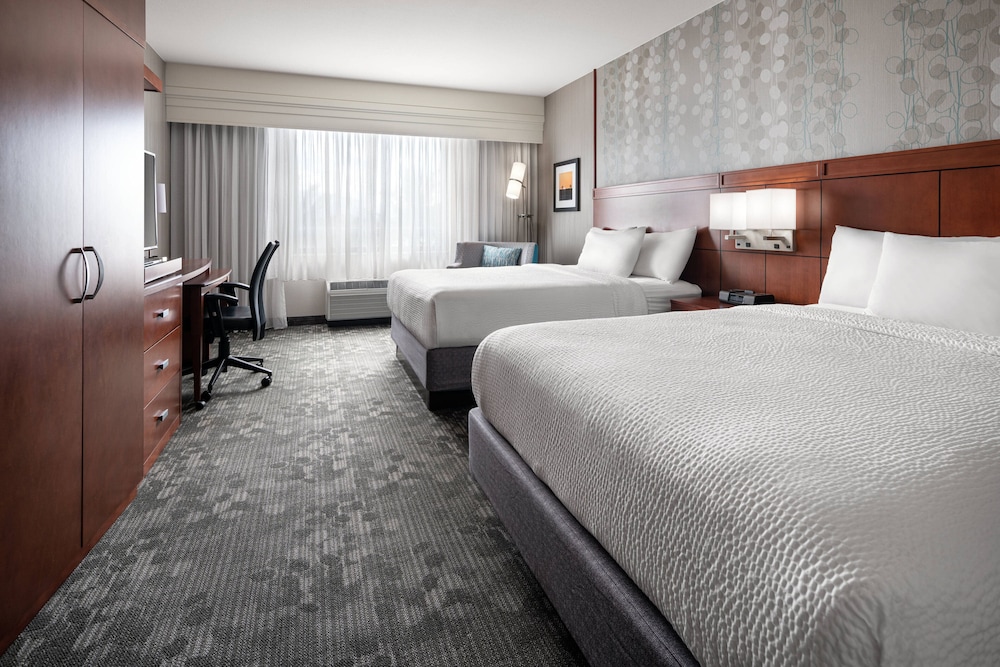 Deluxe Room, Multiple Beds - Photo 6