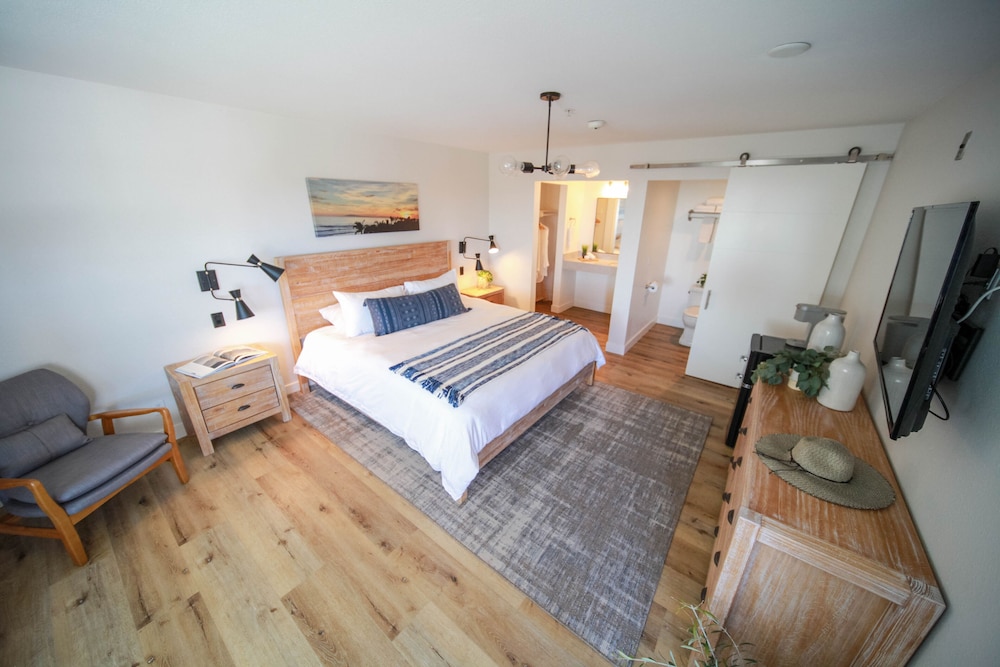 Standard Room, 1 King Bed, Non Smoking, Ocean View photo 2