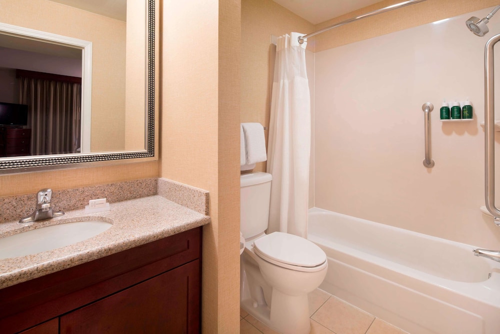 Suite, Multiple Beds, Accessible (Mobility/Hearing Tub Two Bedrooms) - Photo 3