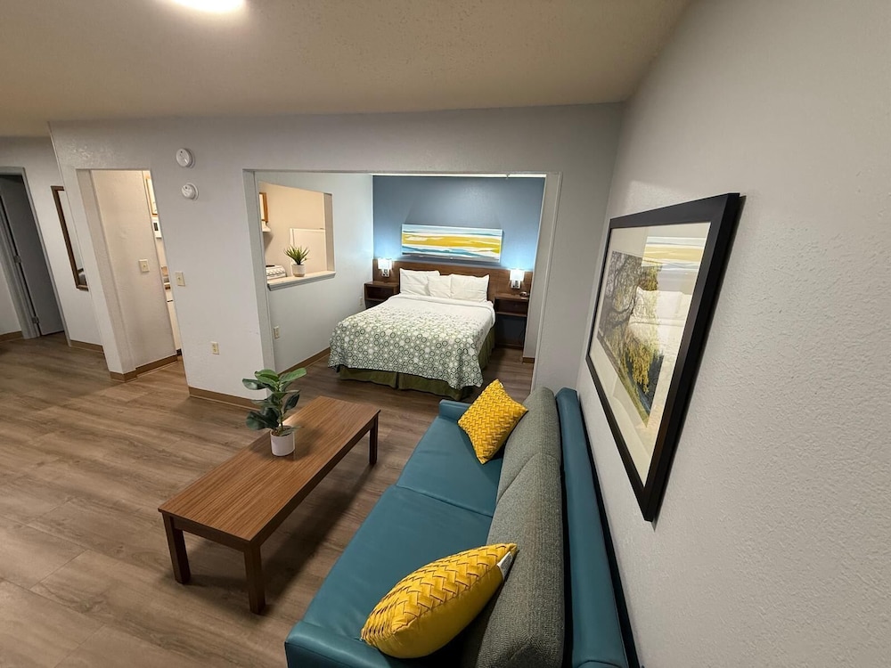 Suite, 1 Queen Bed with Sofa bed, Non Smoking - Photo 4