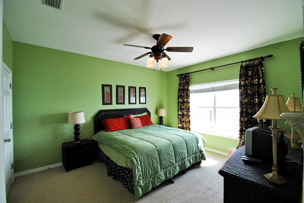 House, Multiple Beds (Sun Spot - 104 Vargas Ct) photo 2
