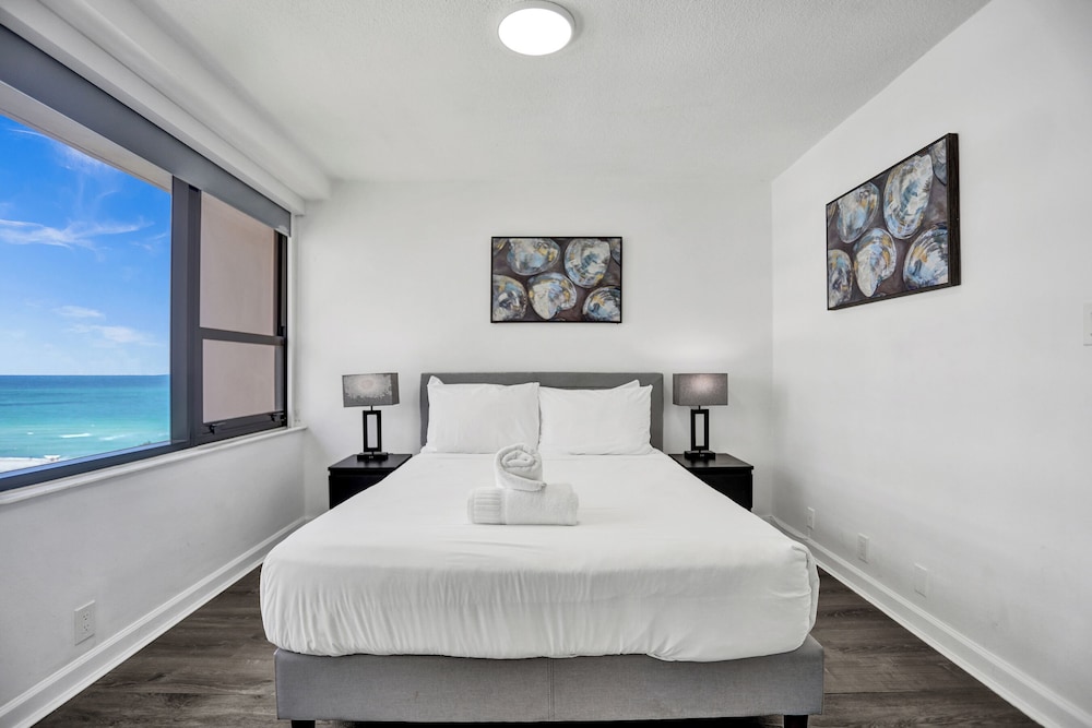 Comfort Condo, 2 Bedrooms, Balcony, Partial Ocean View