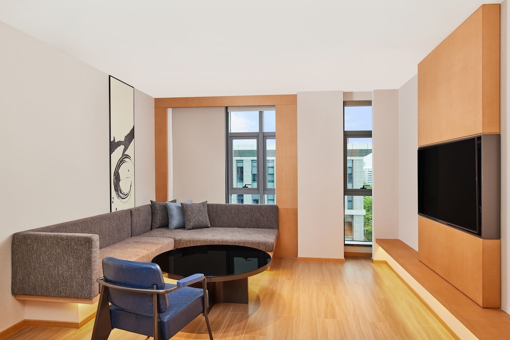 Executive Suite, 1 King Bed, City View photo 3