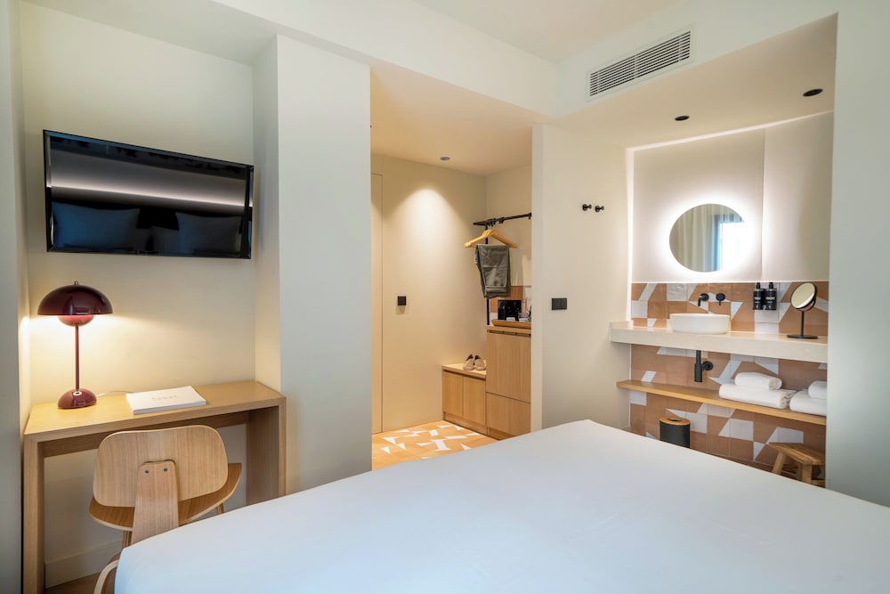Superior Double Room thumbnail 5