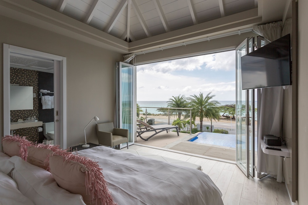 Master King Ocean View Suite with an Extra Room and Semi Private Infinity Pool