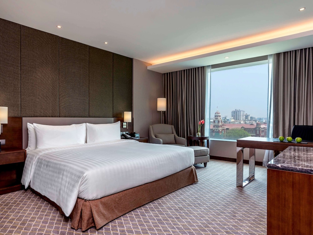 Deluxe Room, 1 King Bed, Club Lounge Access photo 1