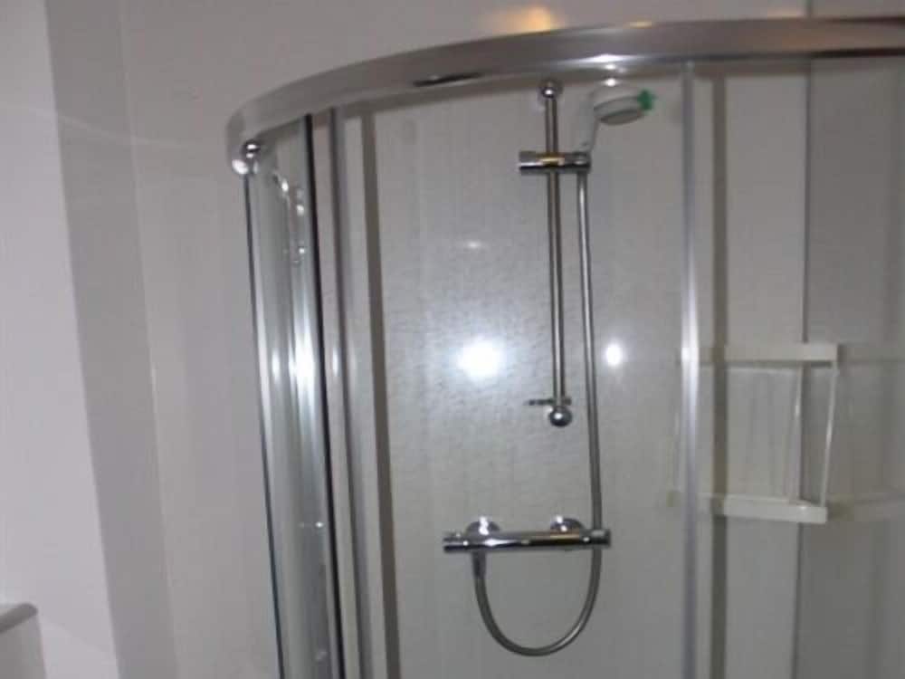 Standard Twin Room, Ensuite photo 3