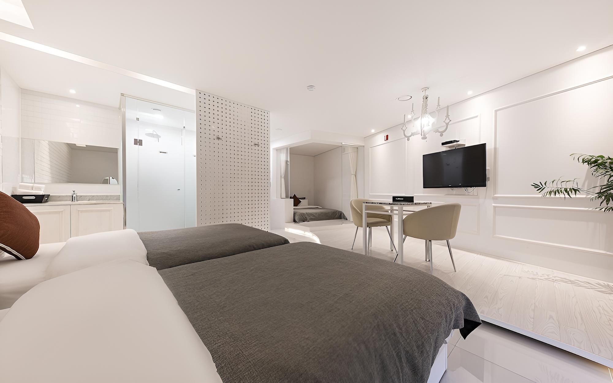 Room (Deluxe Twin (4 People)) - Photo 3