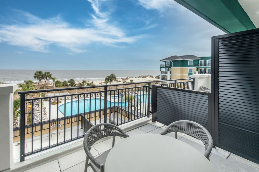 Room, 1 King Bed, Balcony, Oceanfront - Photo 4