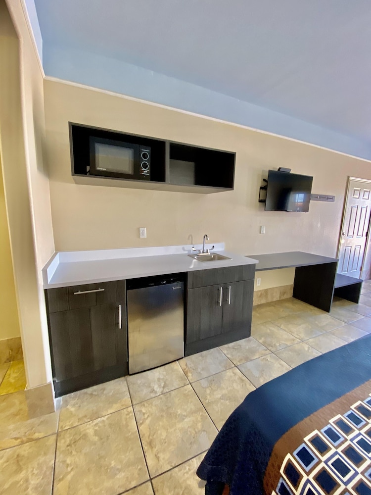 Suite, 1 King Bed, Kitchenette photo 1