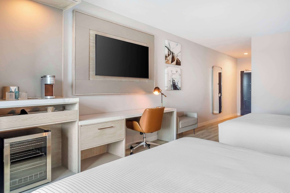 Standard Room, Multiple Beds, Non Smoking - Photo 4