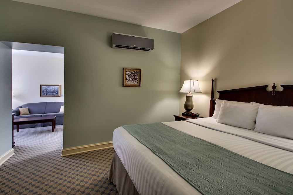 Suite, 1 Bedroom (1 King, 1 Queen and 1 Sofa Bed) photo 2