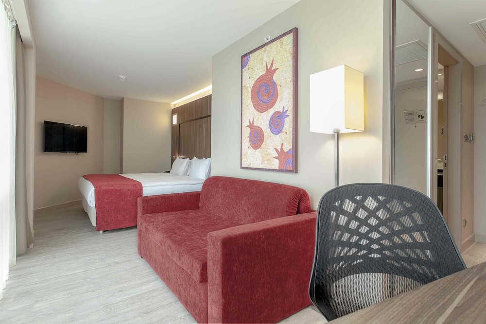 Room, Non Smoking (1 King Bed or 2 Twin Beds w/ Sofa Bed) photo 3