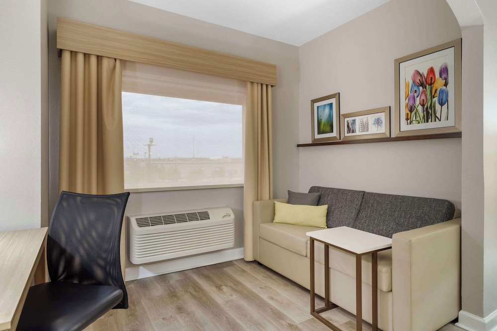 Suite, 1 King Bed, Non Smoking - Photo 5