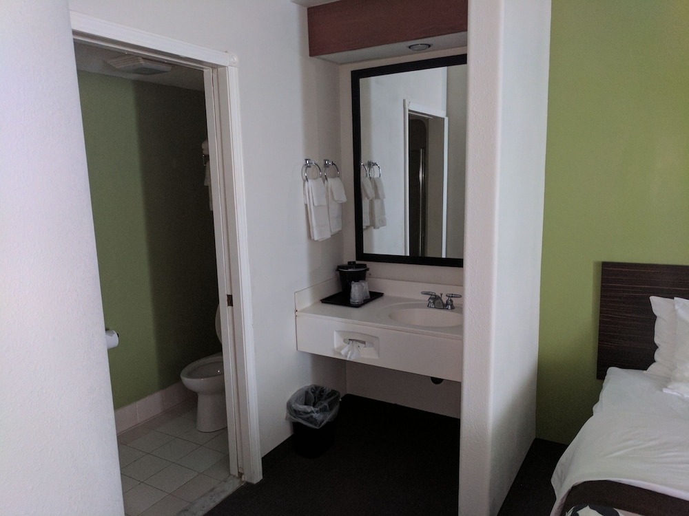 Standard Room, 1 King Bed, Non Smoking - Photo 6