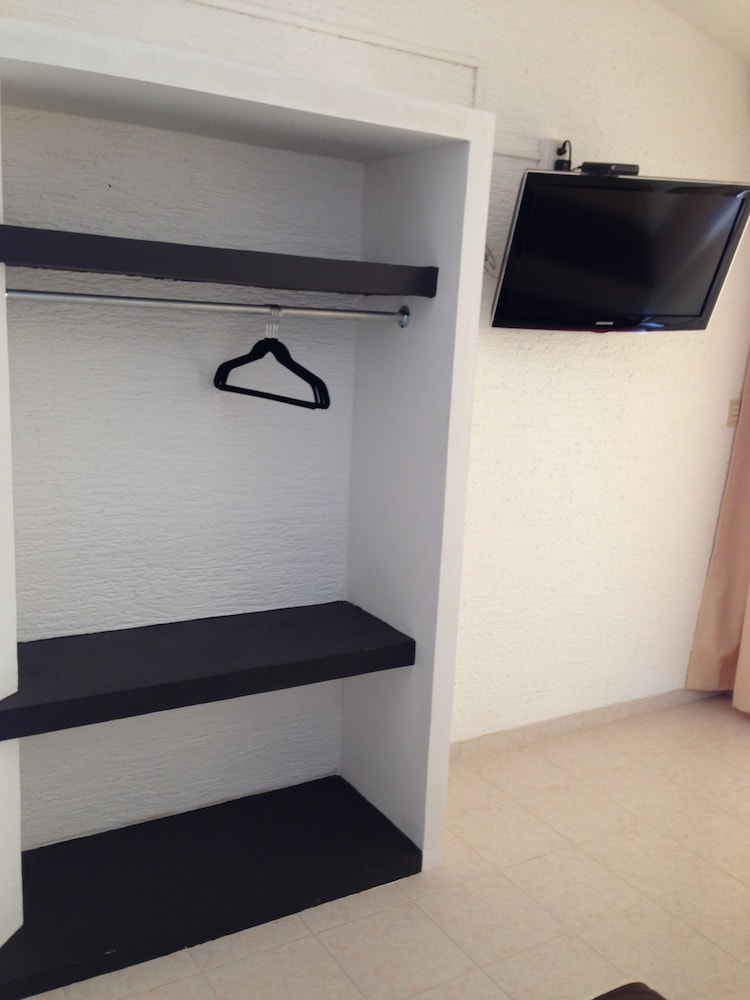 Basic Double Room, 2 Double Beds photo 3