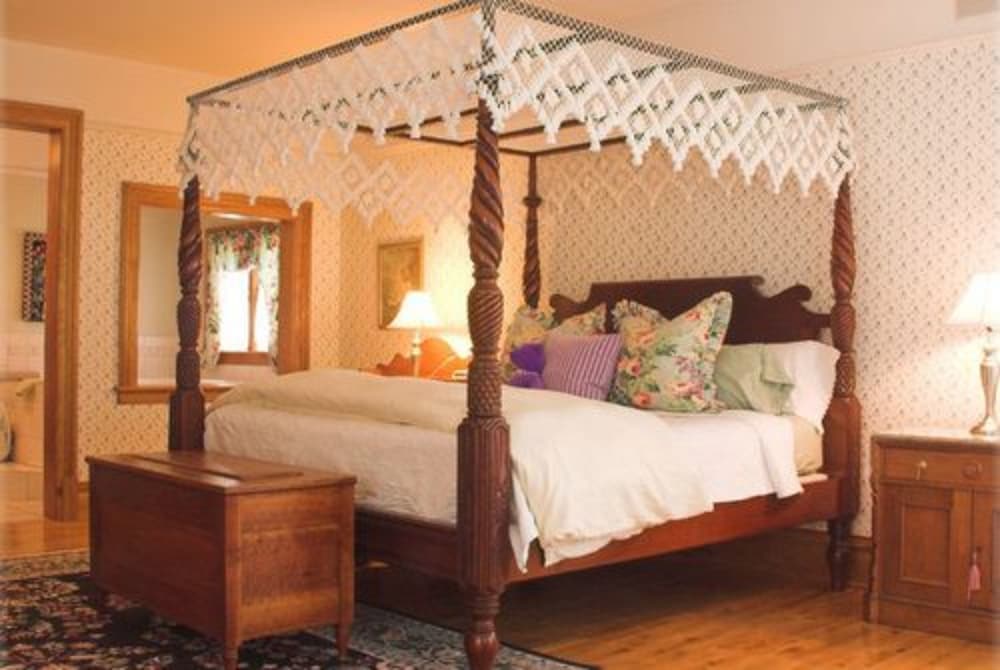 Romantic Suite, 1 King Bed, Jetted Tub (Suite 19) photo 1