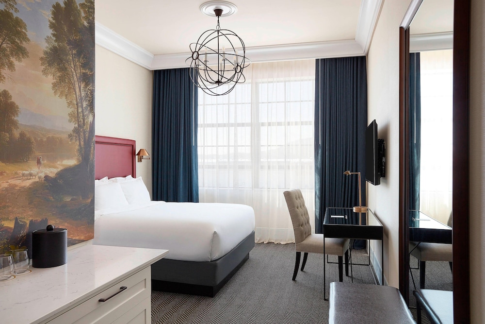 Suite, 1 King Bed with Sofa bed photo 3