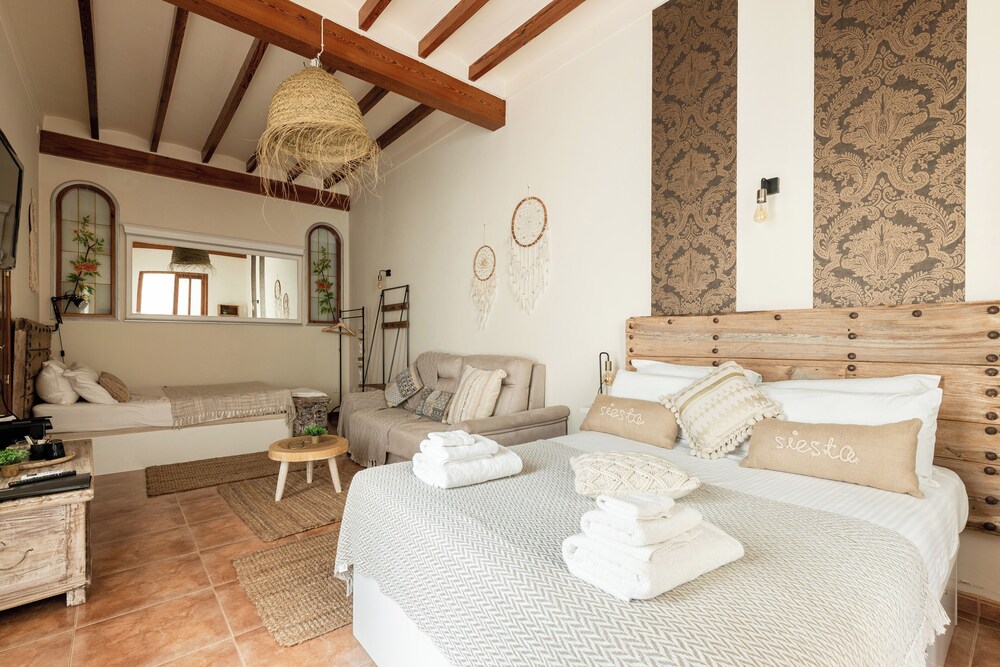 Deluxe Suite, 2 Double Beds, Air conditioning, Courtyard View