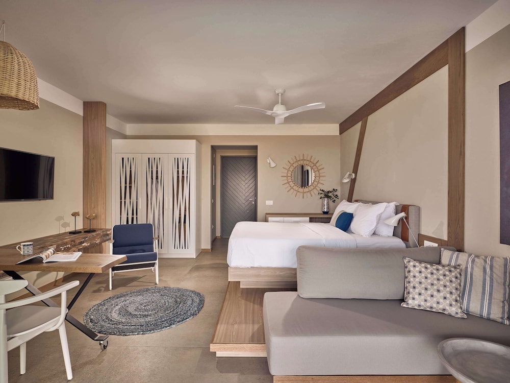 Junior Suite (Sapphire Zen Suite with outdoor jetted tub) thumbnail 6