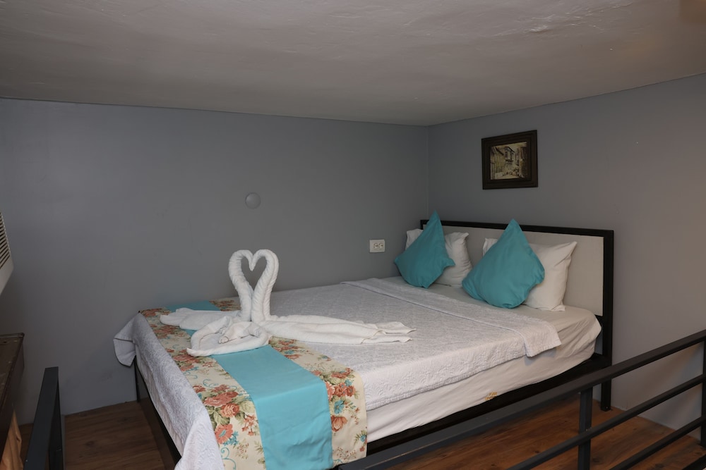 Deluxe Double Room - Photo 13