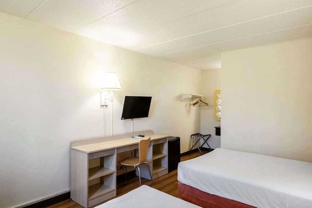 Standard Room, 2 Double Beds, Non Smoking photo 2