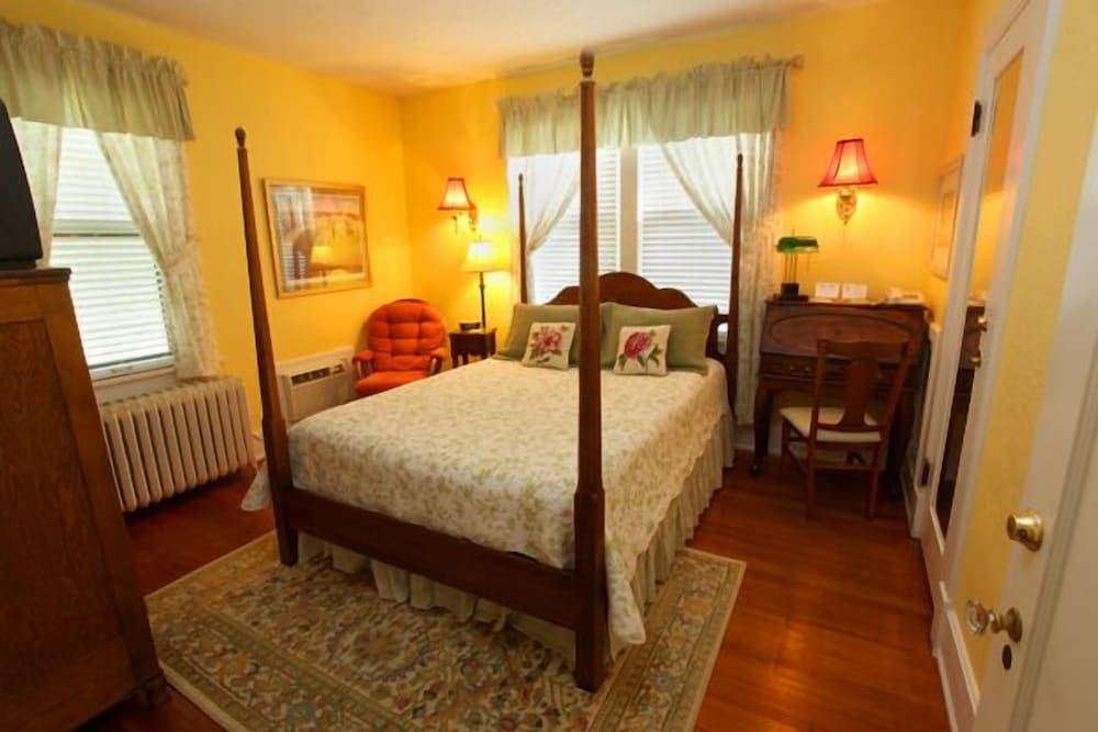 3. Yellow Room photo 1