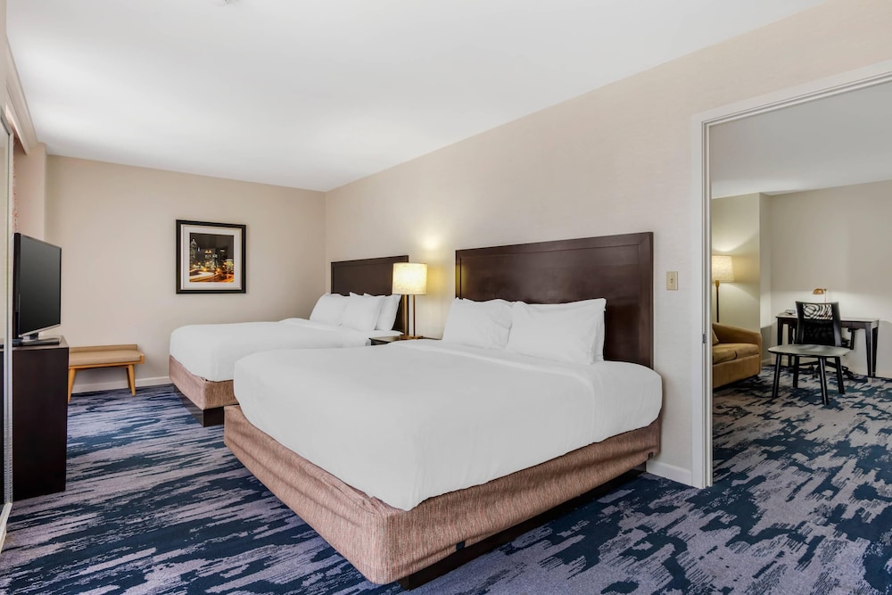 Suite, Multiple Beds, Non Smoking - Photo 6