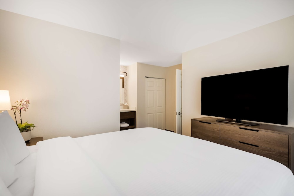 Suite, 1 Queen Bed With Sofa Bed (One Bedroom Suite Queen) photo 2