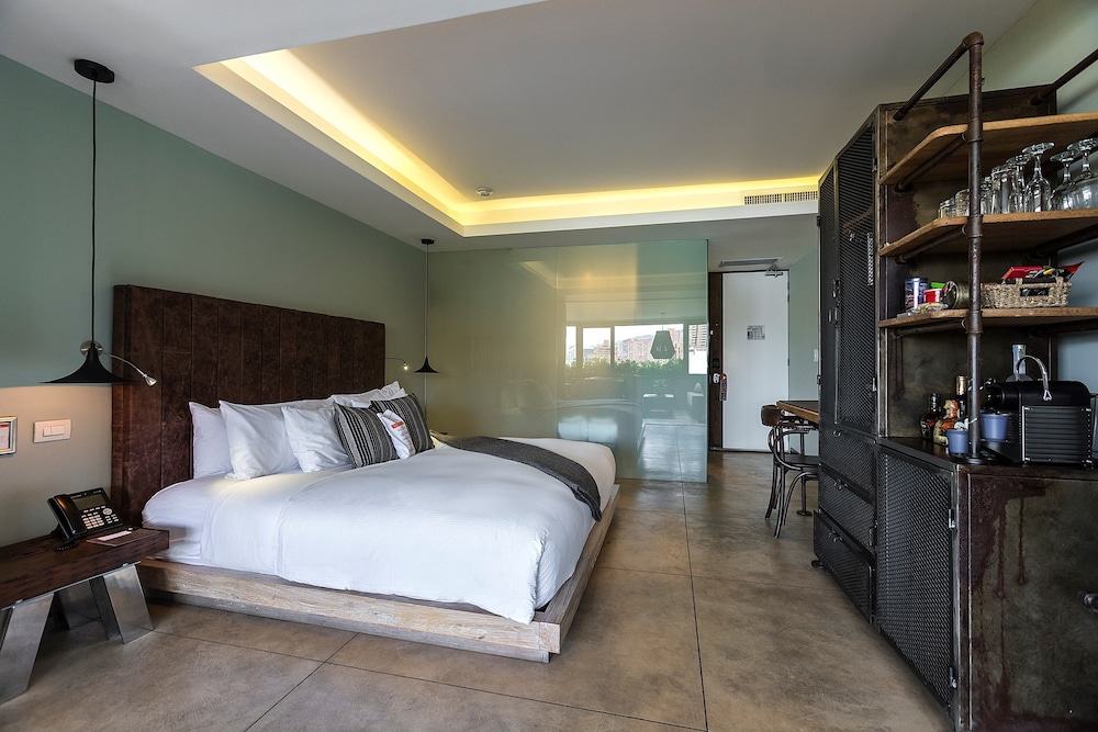 Suite, 1 King Bed, Park View - Photo 5