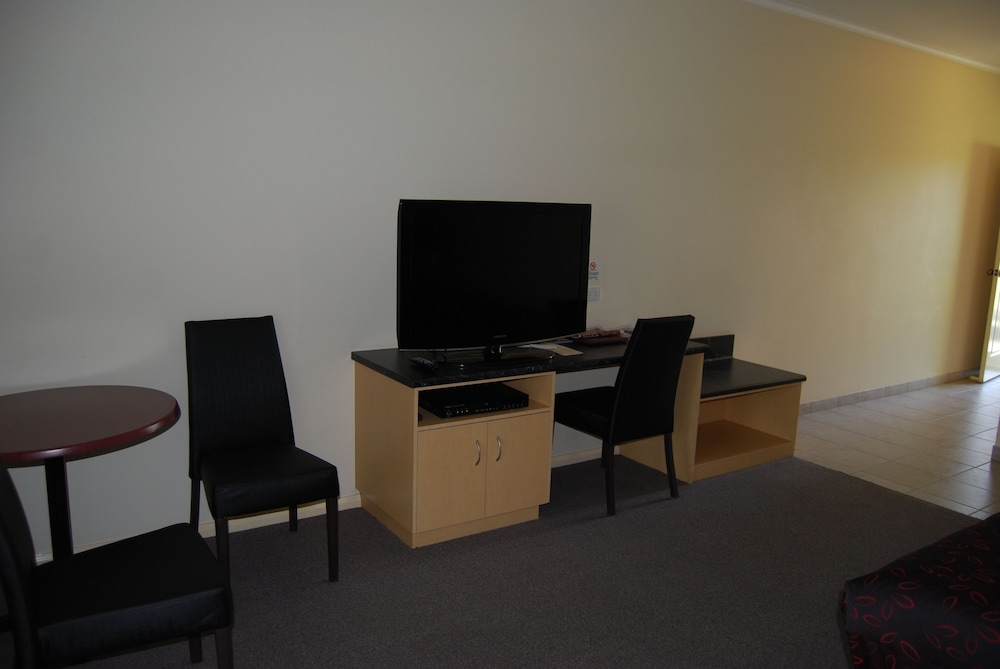 Deluxe Studio, 1 King Bed, Jetted Tub, Courtyard Area
