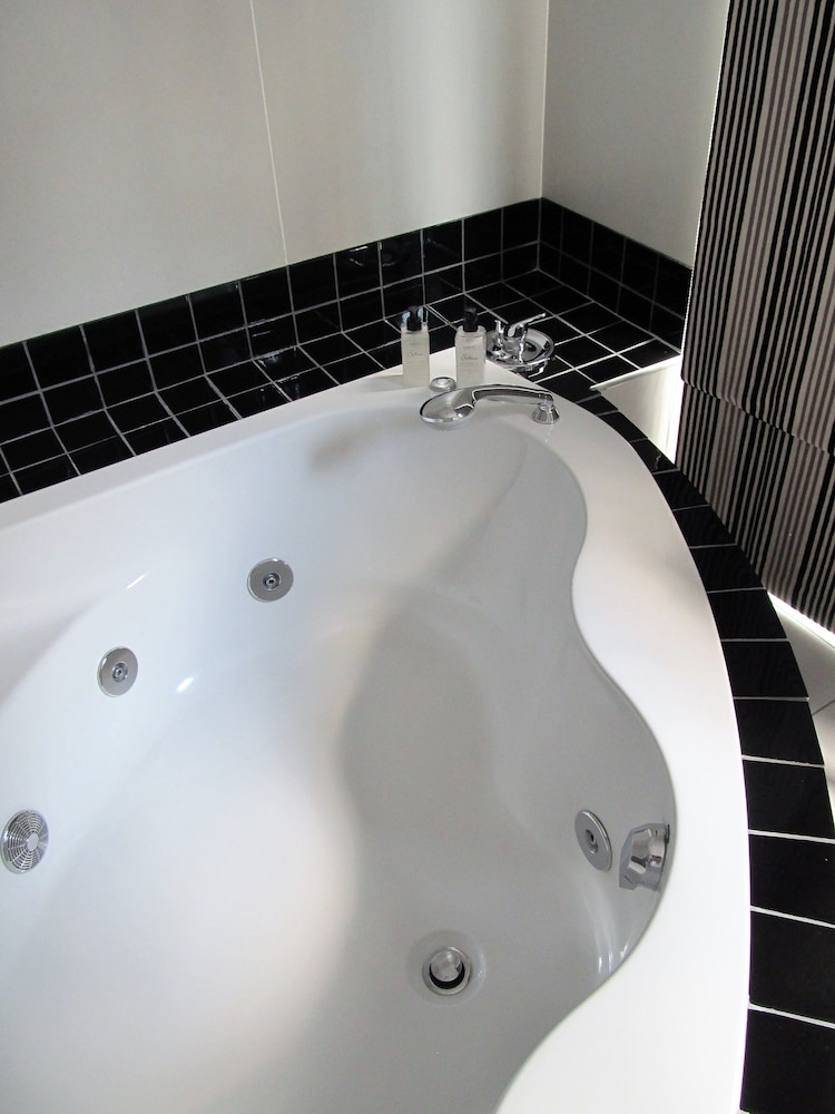De Luxe Suite: Edith Piaff photo 2