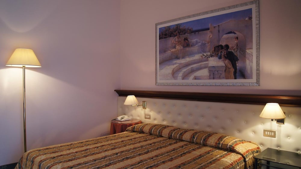 Basic Double Room Single Use, 1 Queen Bed photo 3