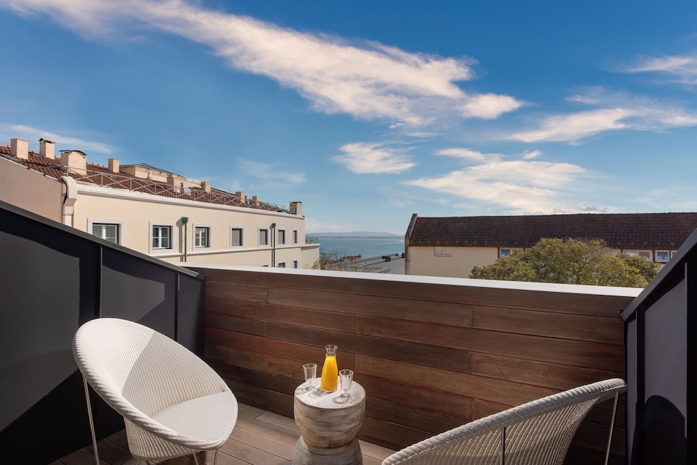 Signature Suite, 1 King Bed, Balcony thumbnail 6