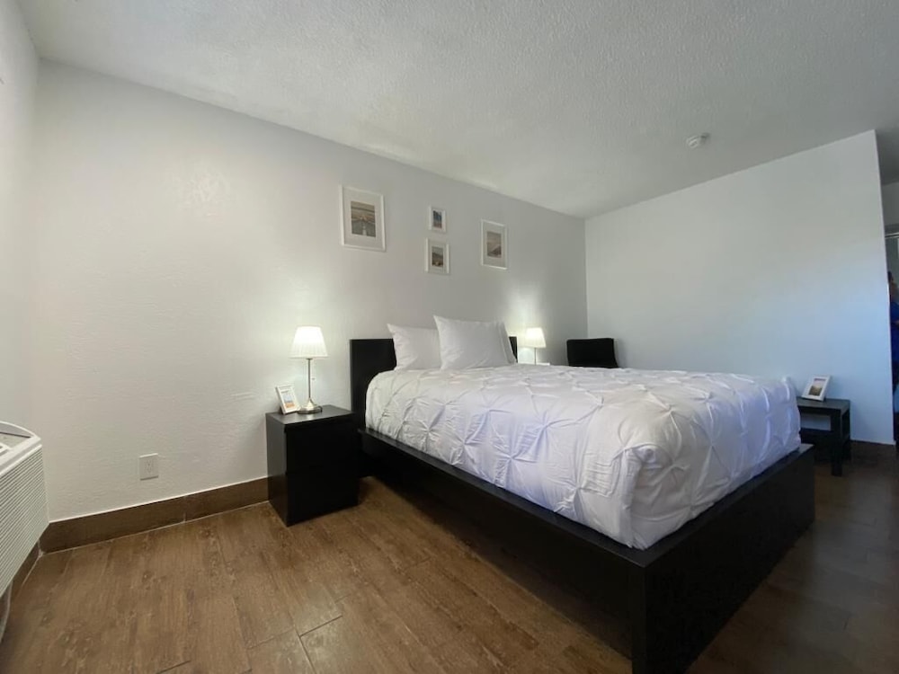 Basic Room, 1 Queen Bed