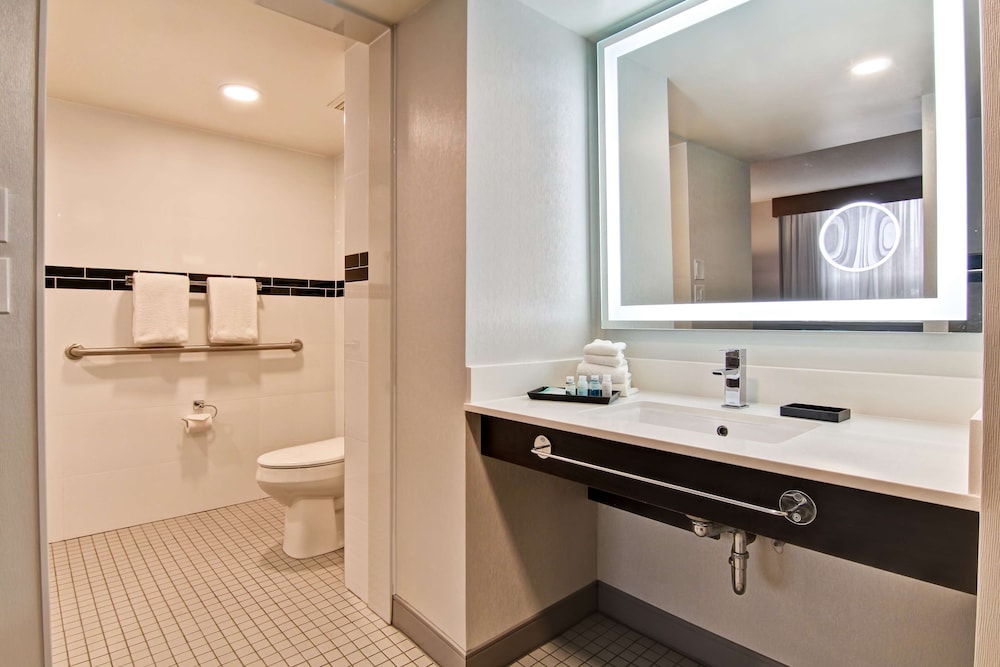 Lifestyle Suite, 1 Queen Bed with Sofa Bed, Accessible - Photo 8
