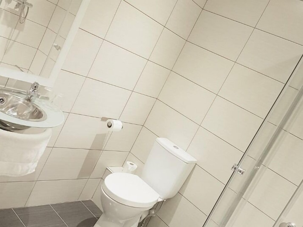 Standard Suite, Ensuite (first floor) photo 2