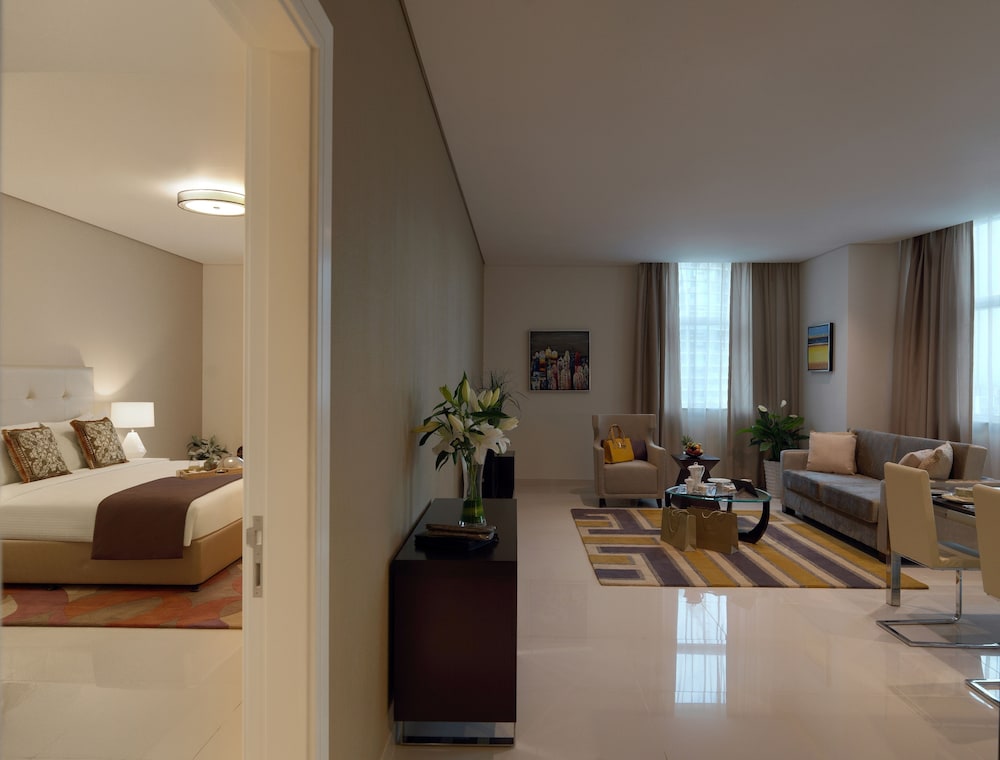Suite, 1 Bedroom (Downtown view) thumbnail 5