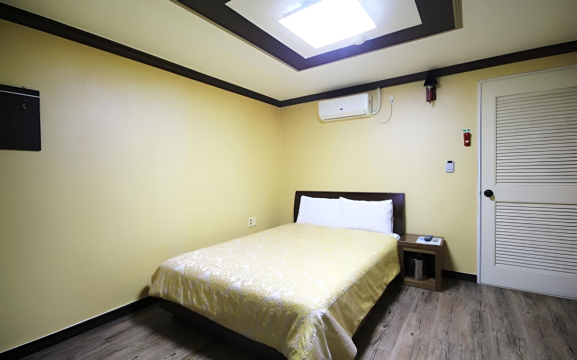 Room (Standard Room) - Photo 1