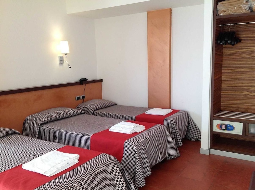 Standard Triple Room photo 3