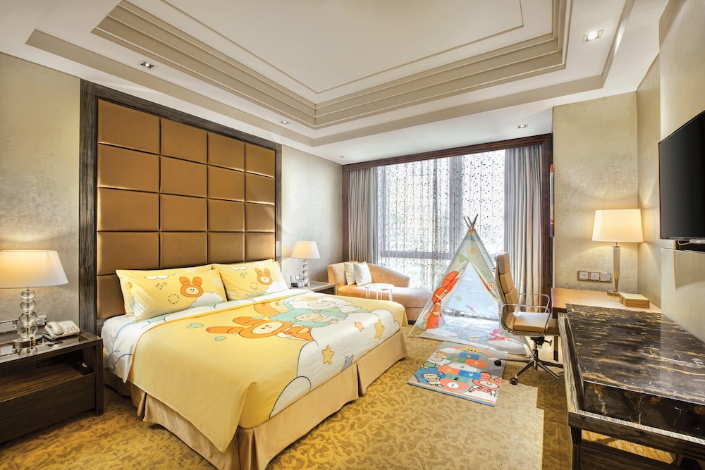 Junior Suite, 1 King Bed, Club Lounge Access (Kids Theme) - Photo 1