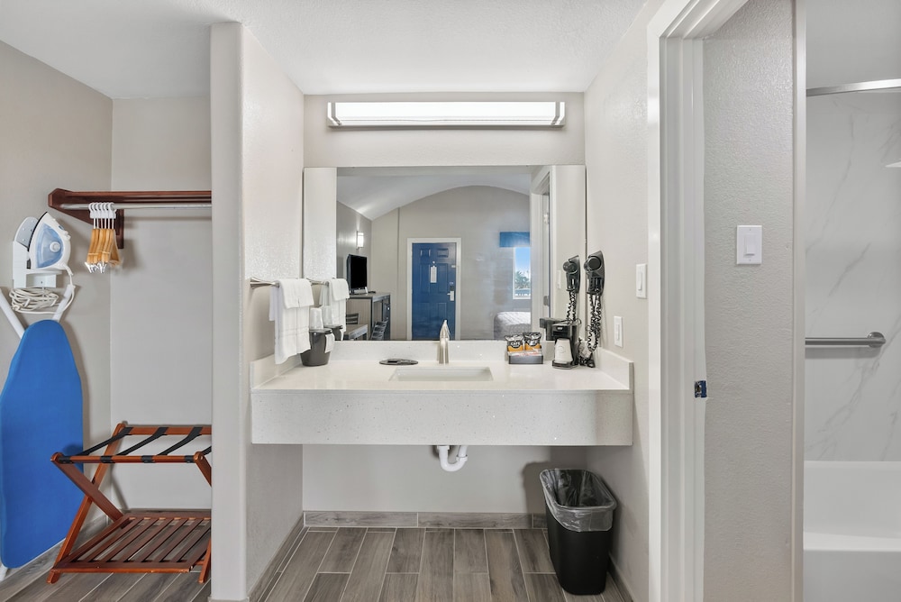 Standard Room, 1 King Bed, Non Smoking, Ground Floor - Photo 6